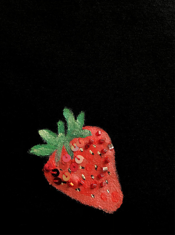 Чёрная футболка с клубниками