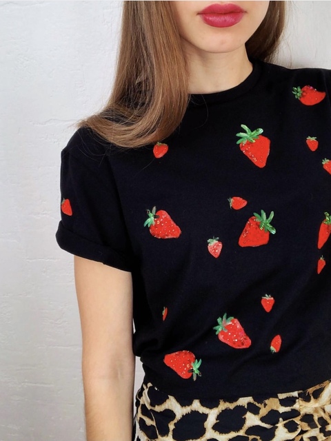 Чёрная футболка с клубниками