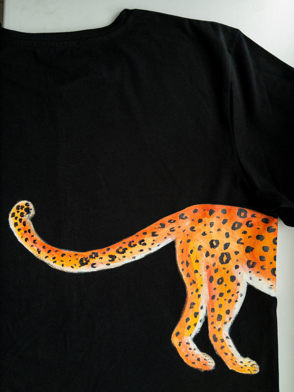 Футболка гепард на черной футболке
