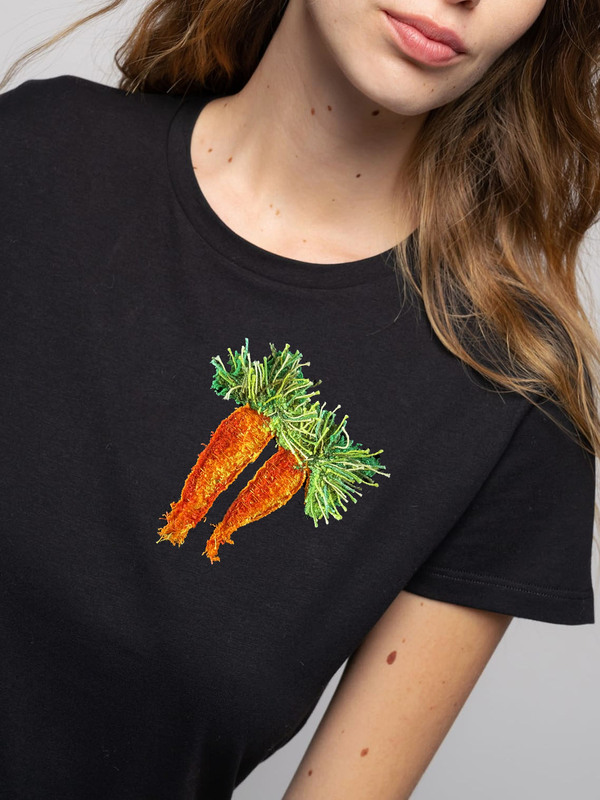 Футболка морковки на черном