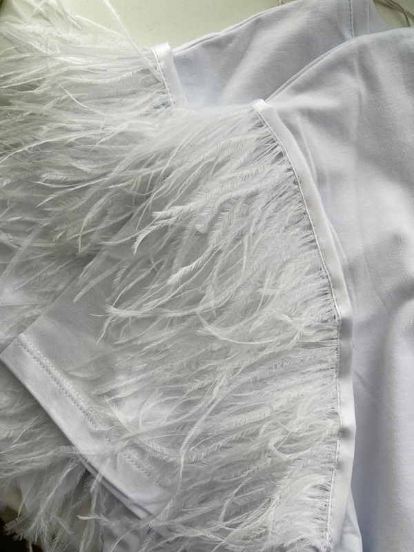 Футболка c белыми перьями