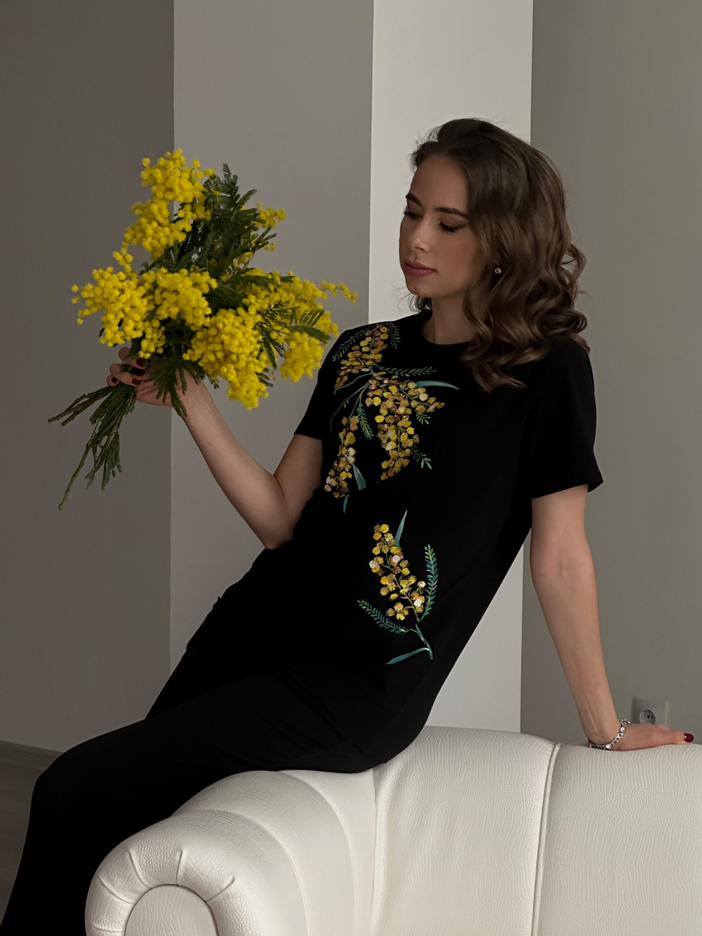 Футболка мимоза на черном