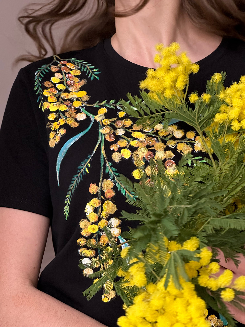 Футболка мимоза на черном
