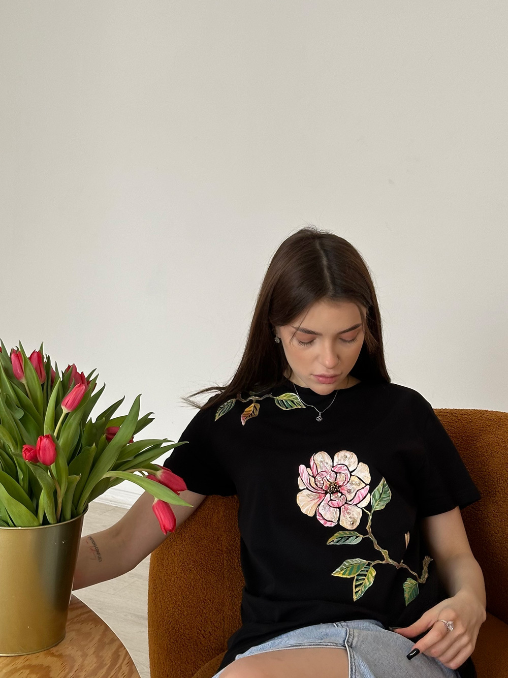 Футболка магнолия на черном