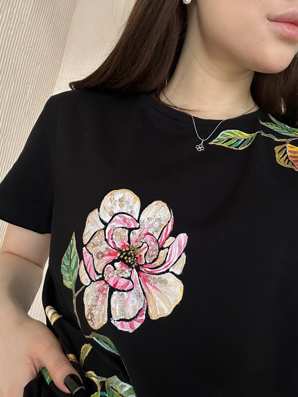 Футболка магнолия на черном