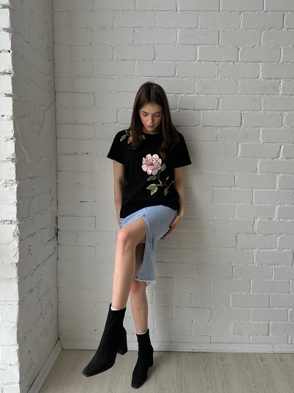 Футболка магнолия на черном