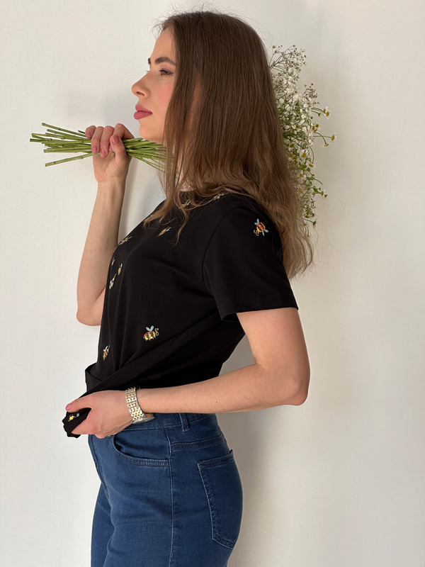 Футболка с пчелками черная