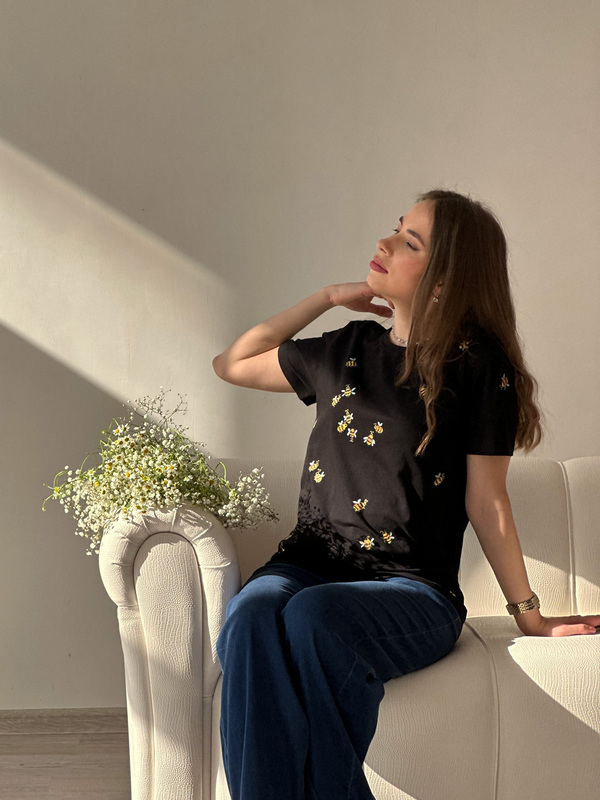 Футболка с пчелками черная