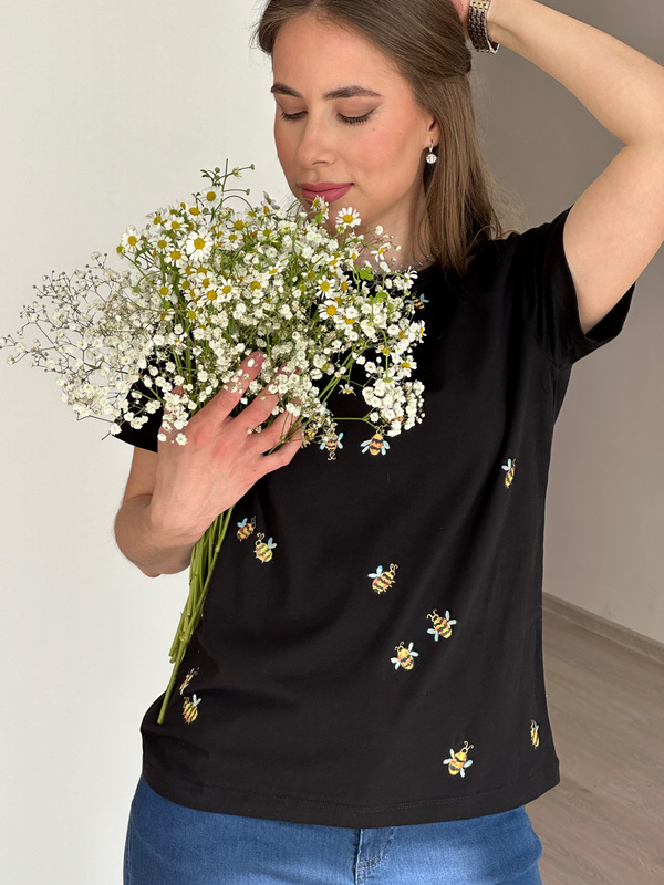 Футболка с пчелками черная