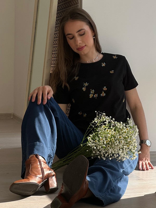 Футболка с пчелками черная