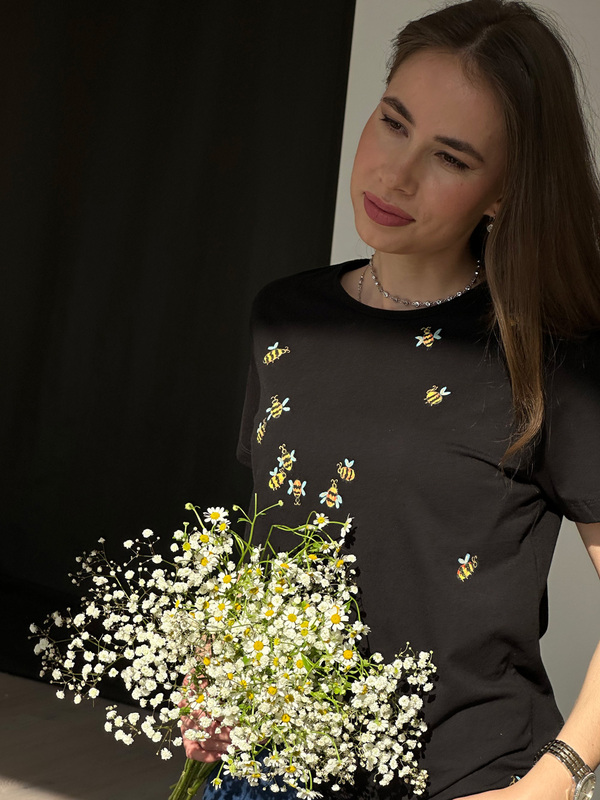 Футболка с пчелками черная