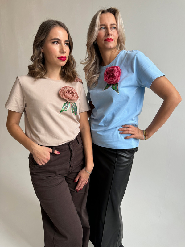 Футболка с пионом голубая