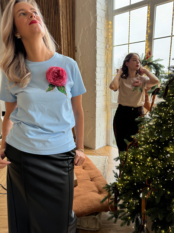 Футболка с пионом голубая