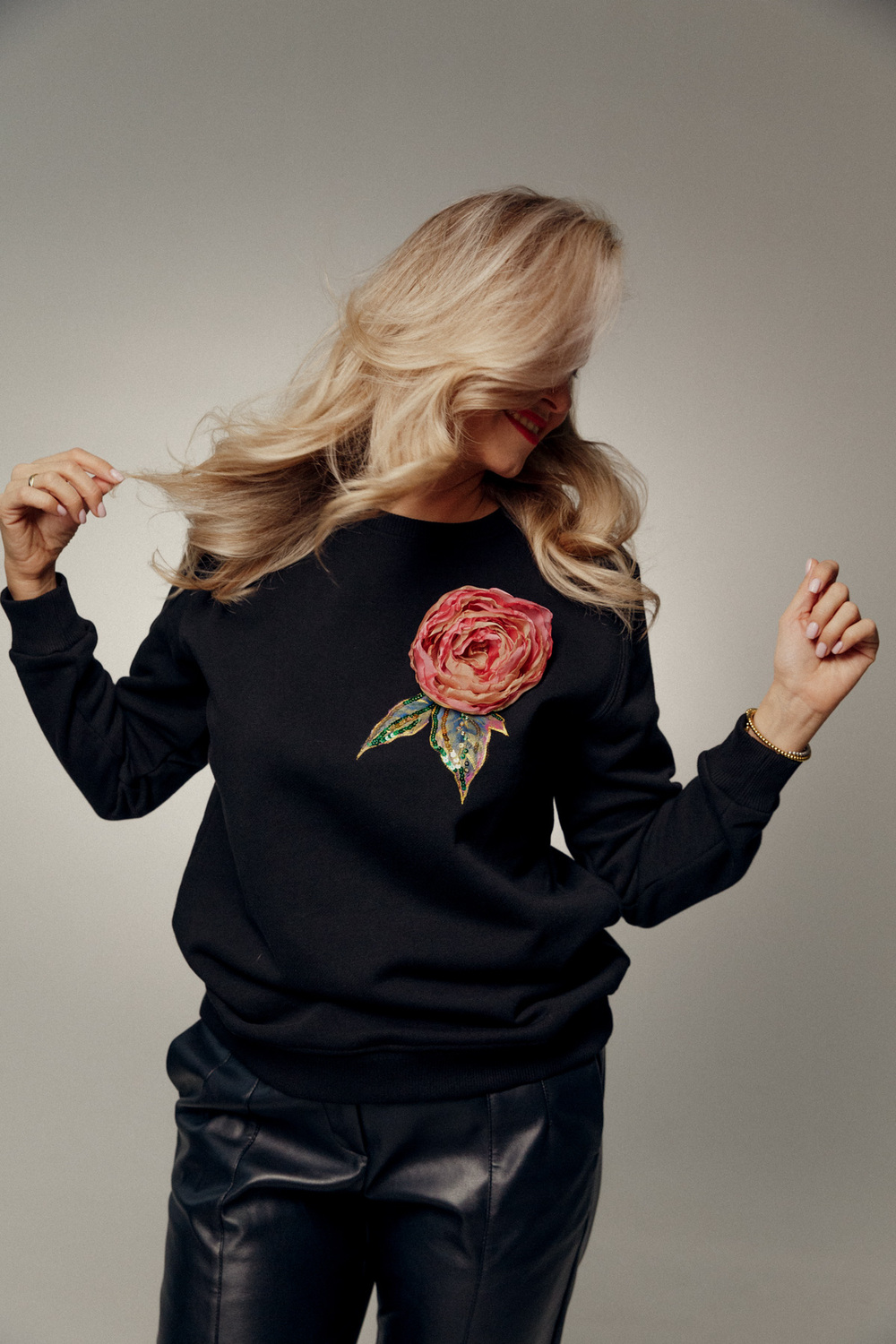 Свитшот с объемным пионом