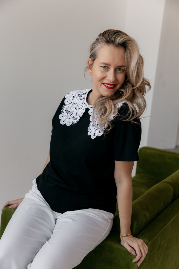 Футболка с кружевным воротничком