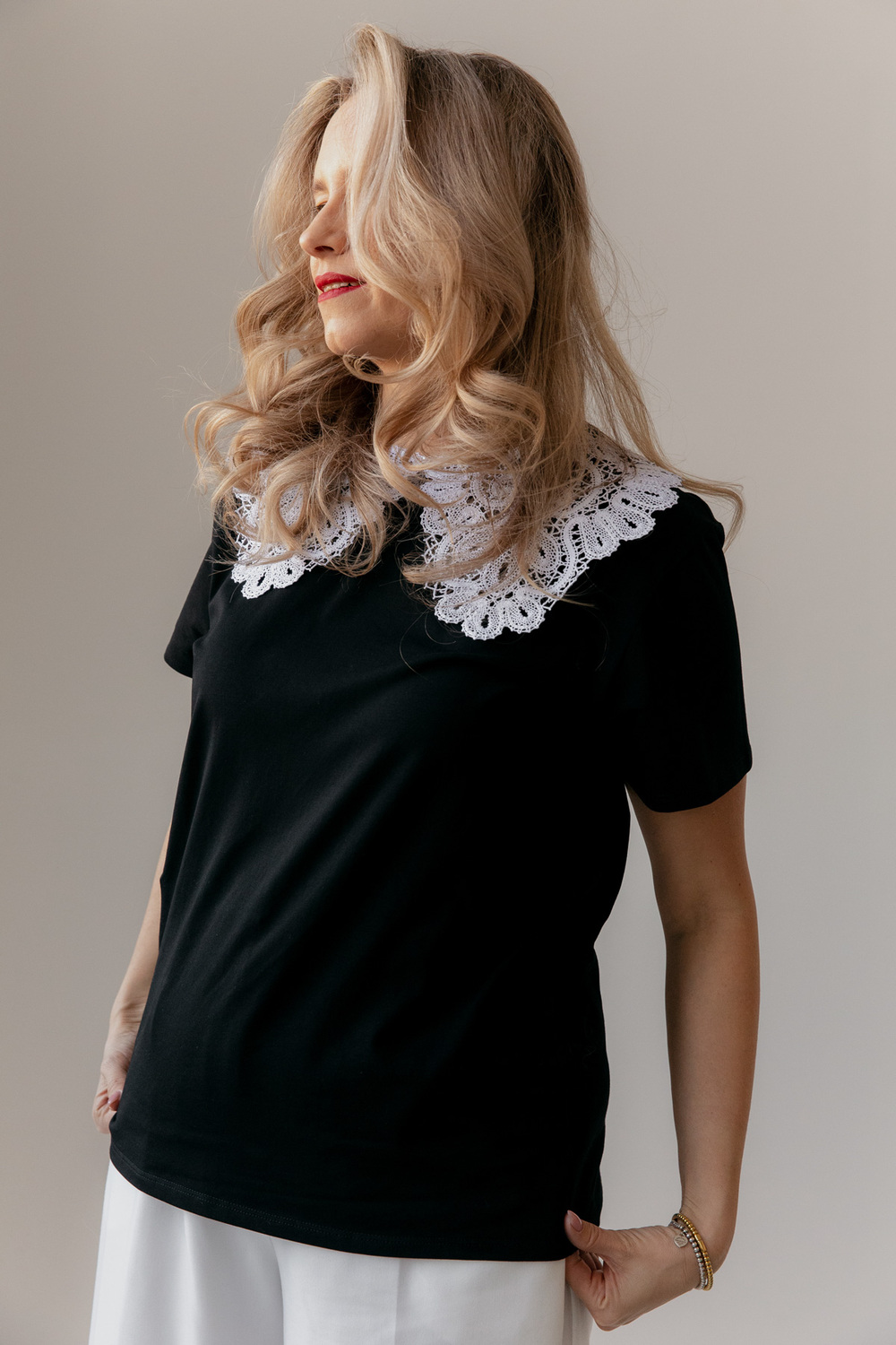 Футболка с кружевным воротничком