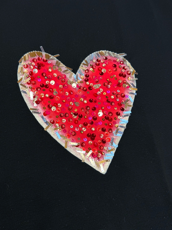 Свитшот черный с сердцем