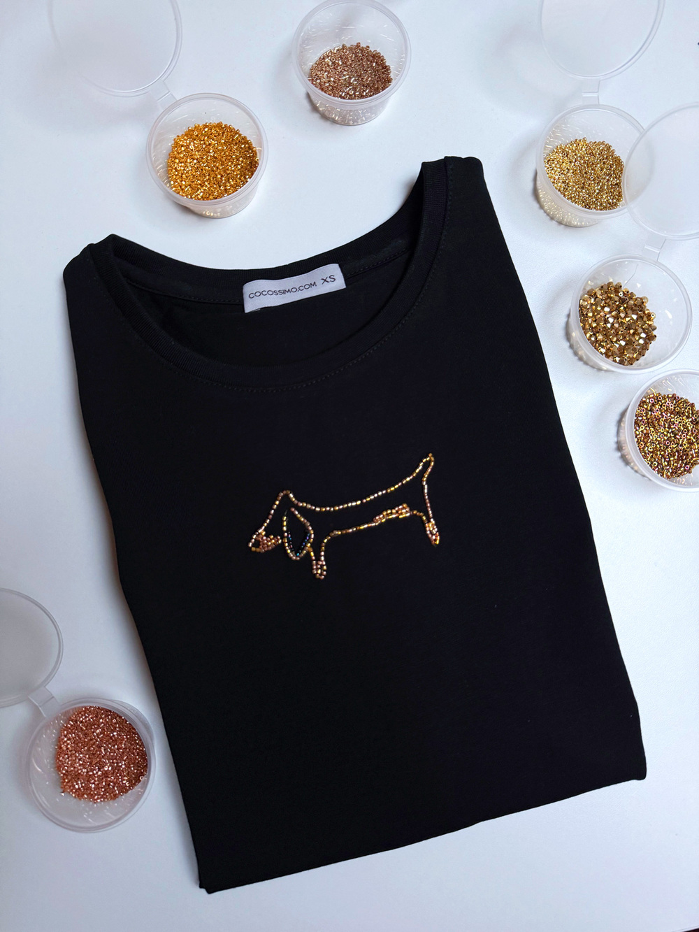 Футболка с вышивкой такса