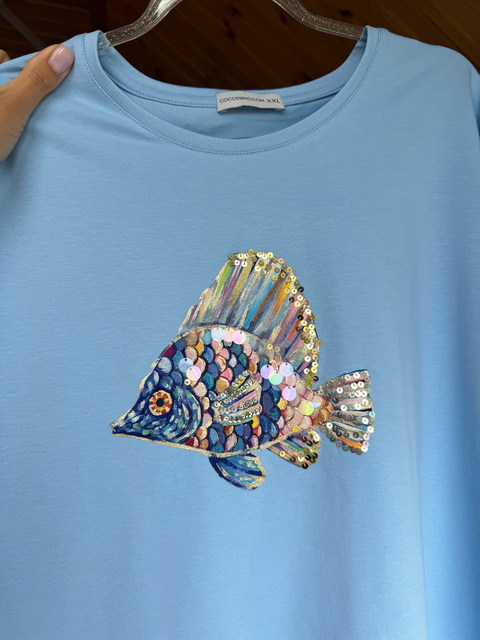 Футболка с рыбкой небесная