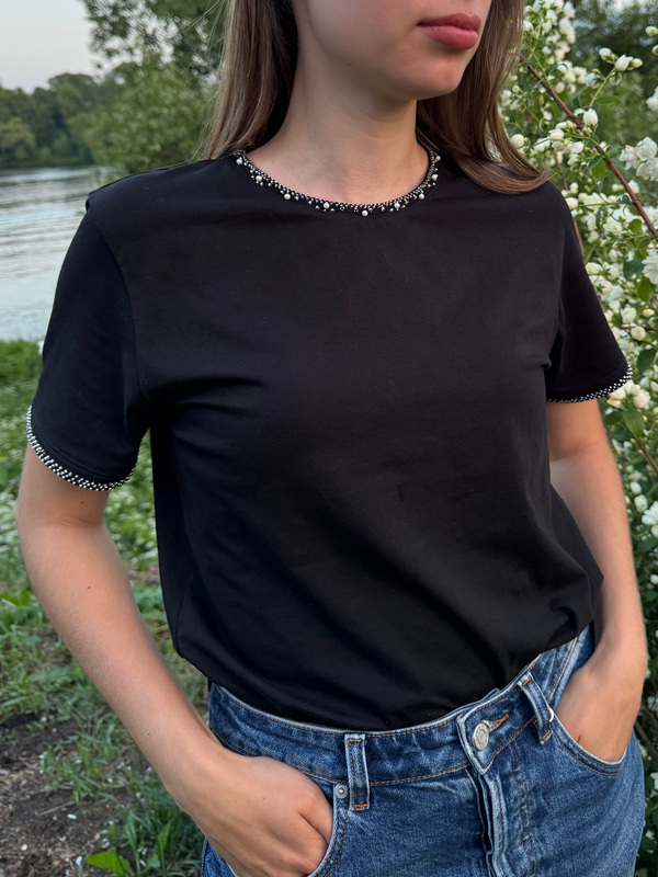 Футболка с бисером черная