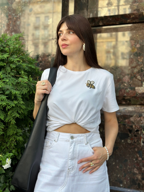 Белая футболка с вышивкой Пчелка