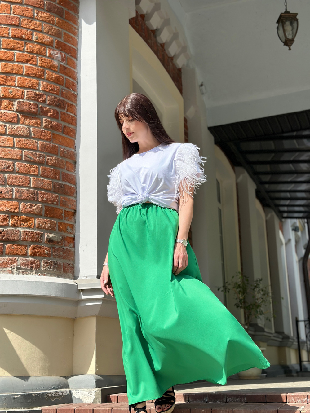 Футболка c белыми перьями