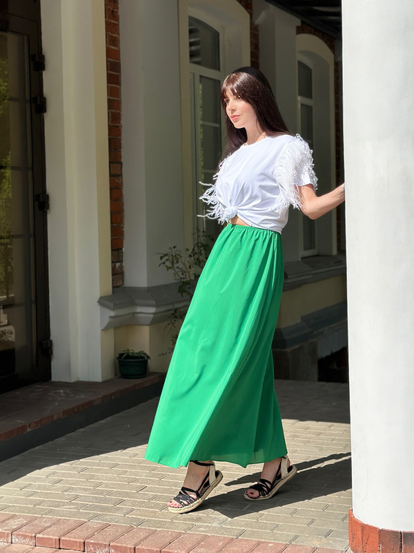 Футболка c белыми перьями