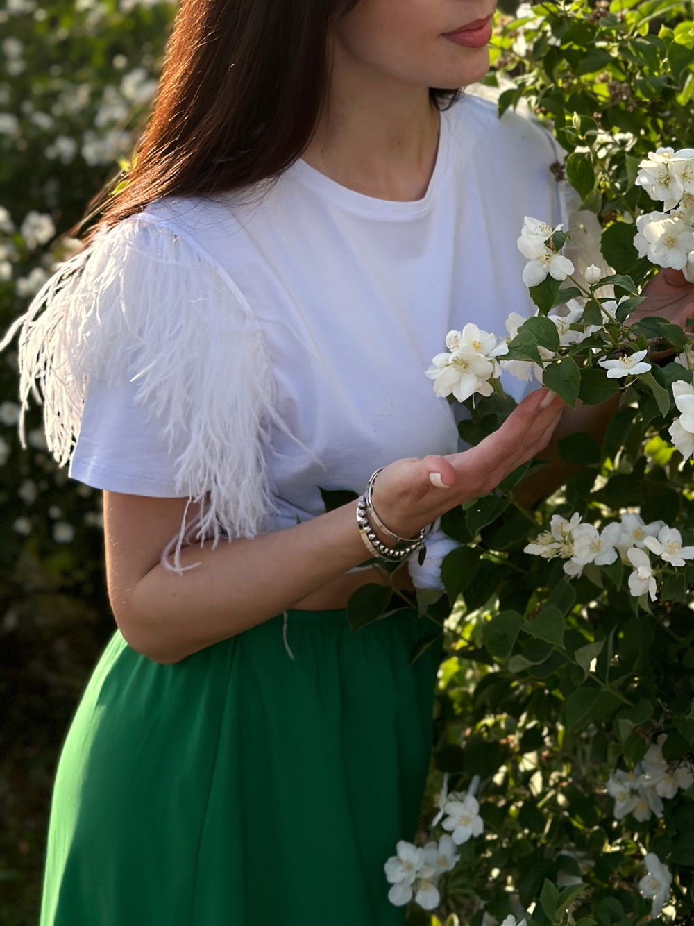 Футболка c белыми перьями