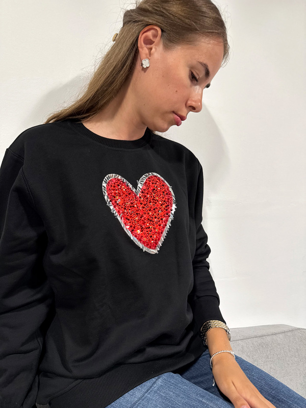 Свитшот черный с сердцем