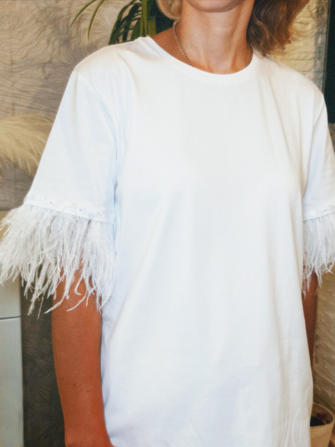 Футболка с перьями и пайетками на рукавах белая