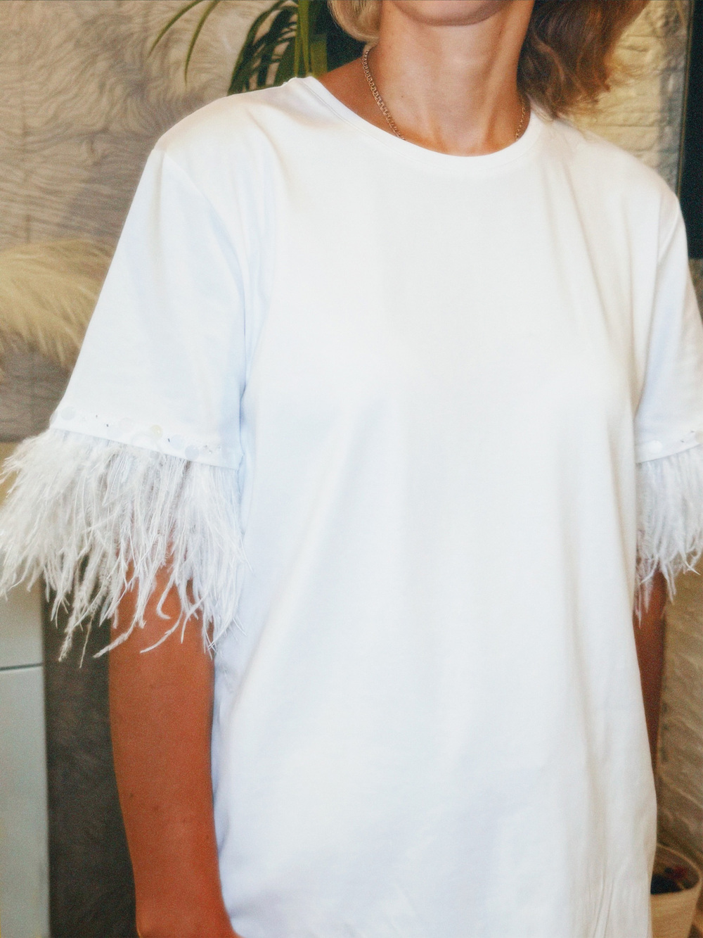 Футболка с перьями и пайетками на рукавах белая