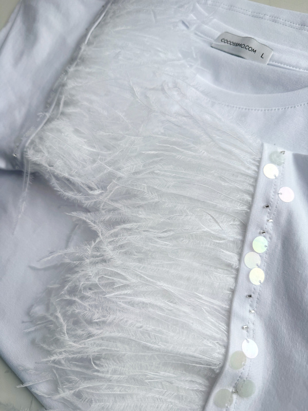 Футболка с перьями и пайетками на рукавах белая