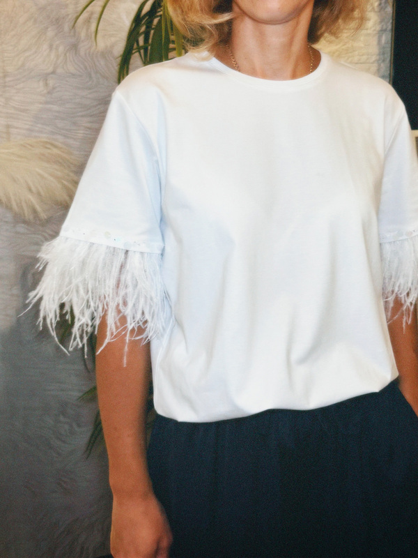 Футболка с перьями и пайетками на рукавах белая