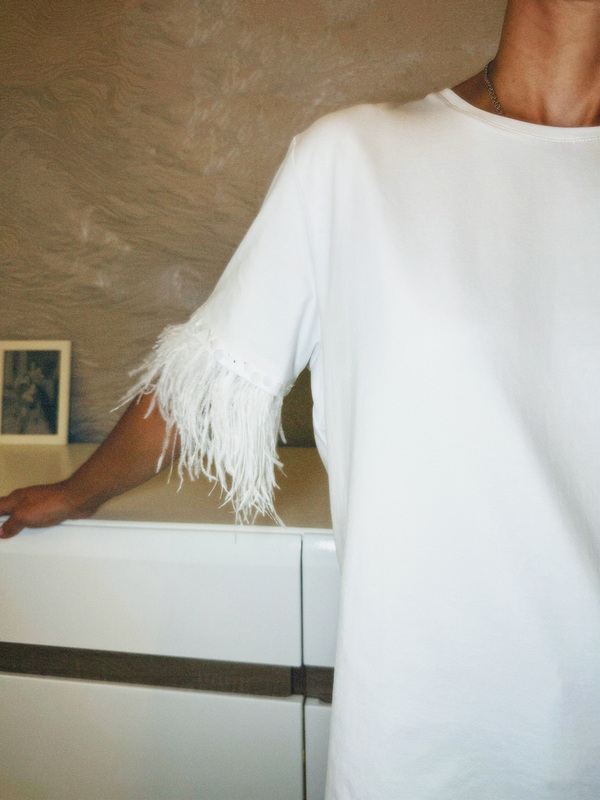 Футболка с перьями и пайетками на рукавах белая