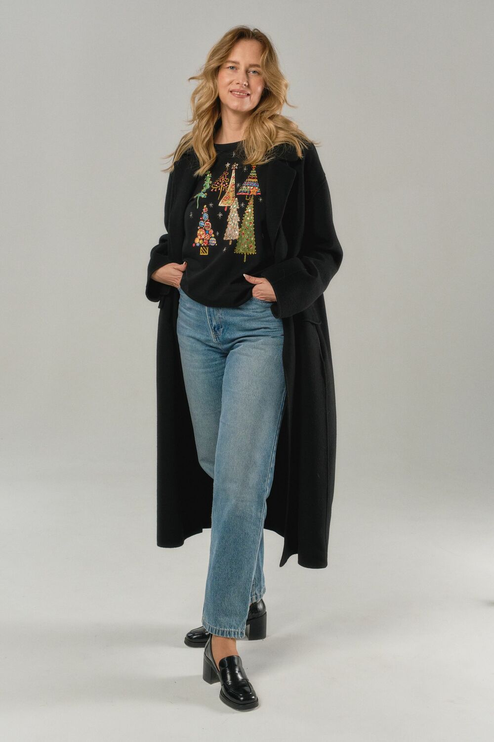 Футболка новогодними ёлки черная