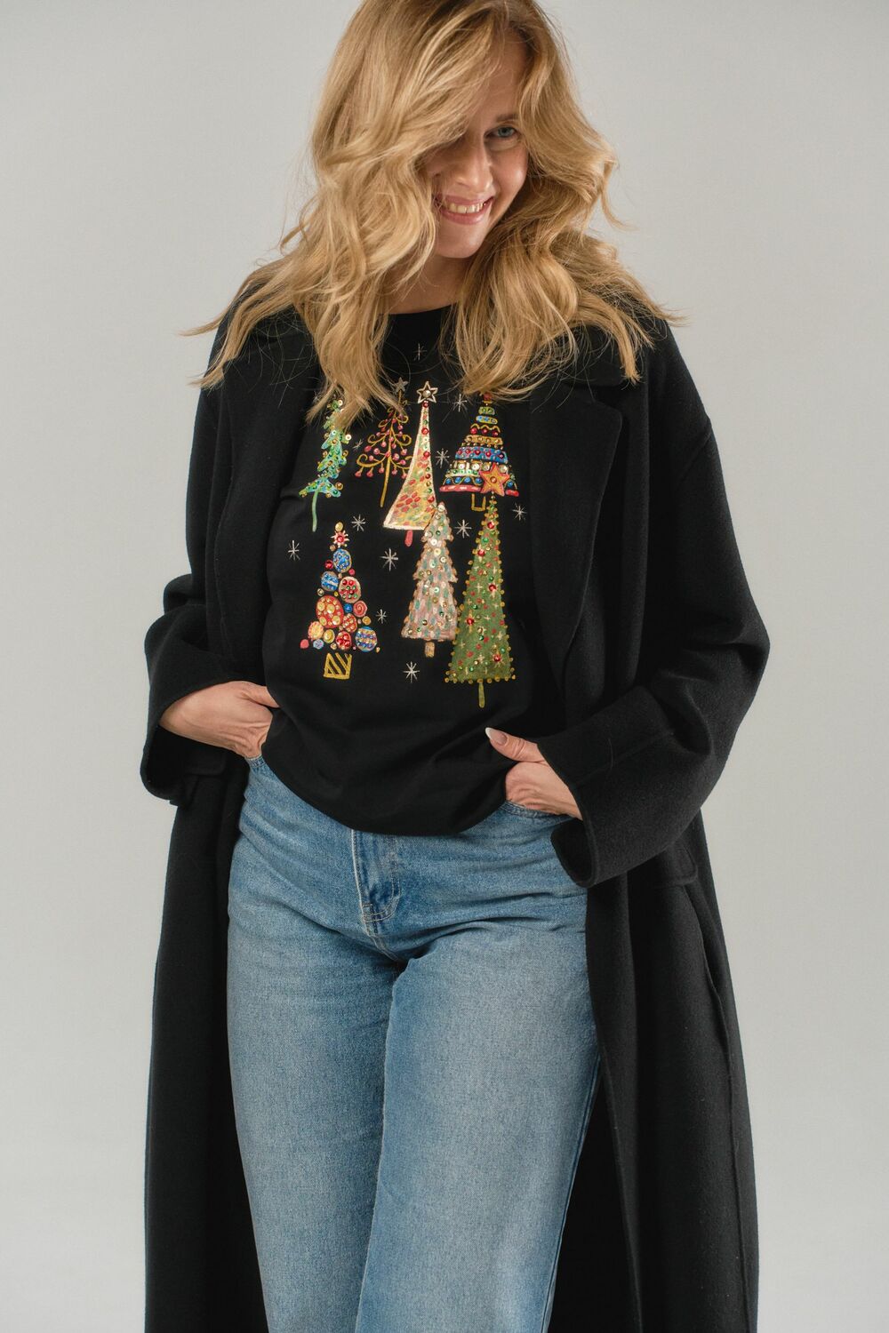 Футболка новогодними ёлки черная