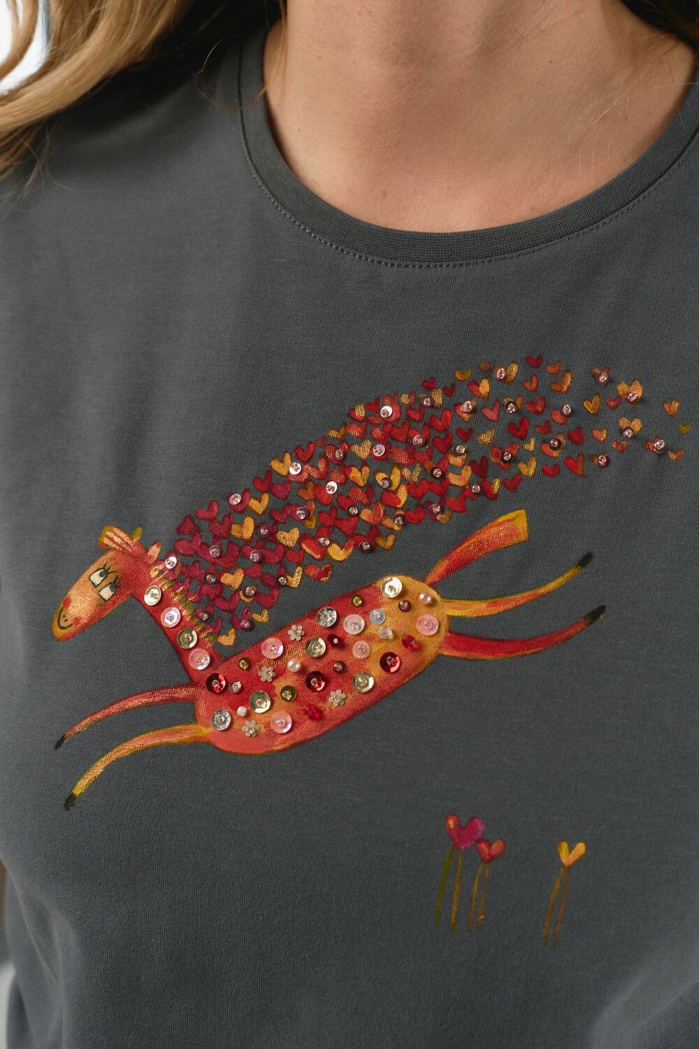 Футболка влюбленная лошадка в оттенке графит