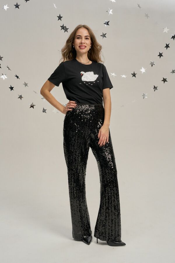 Лебедь на черном