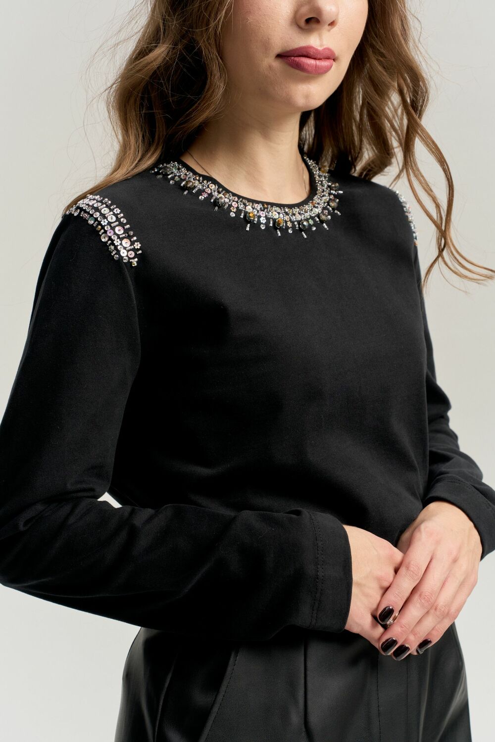 Лонгслив черный с вышивкой в стиле Chanel
