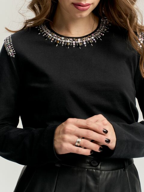 Лонгслив черный с вышивкой в стиле Chanel