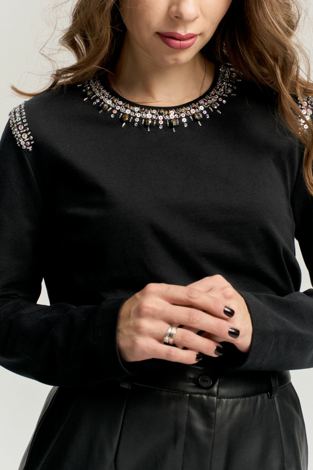 Лонгслив черный с вышивкой в стиле Chanel