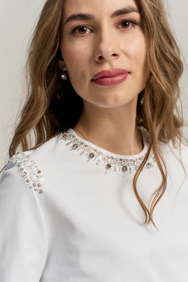 Лонгслив белый с вышивкой в стиле Chanel