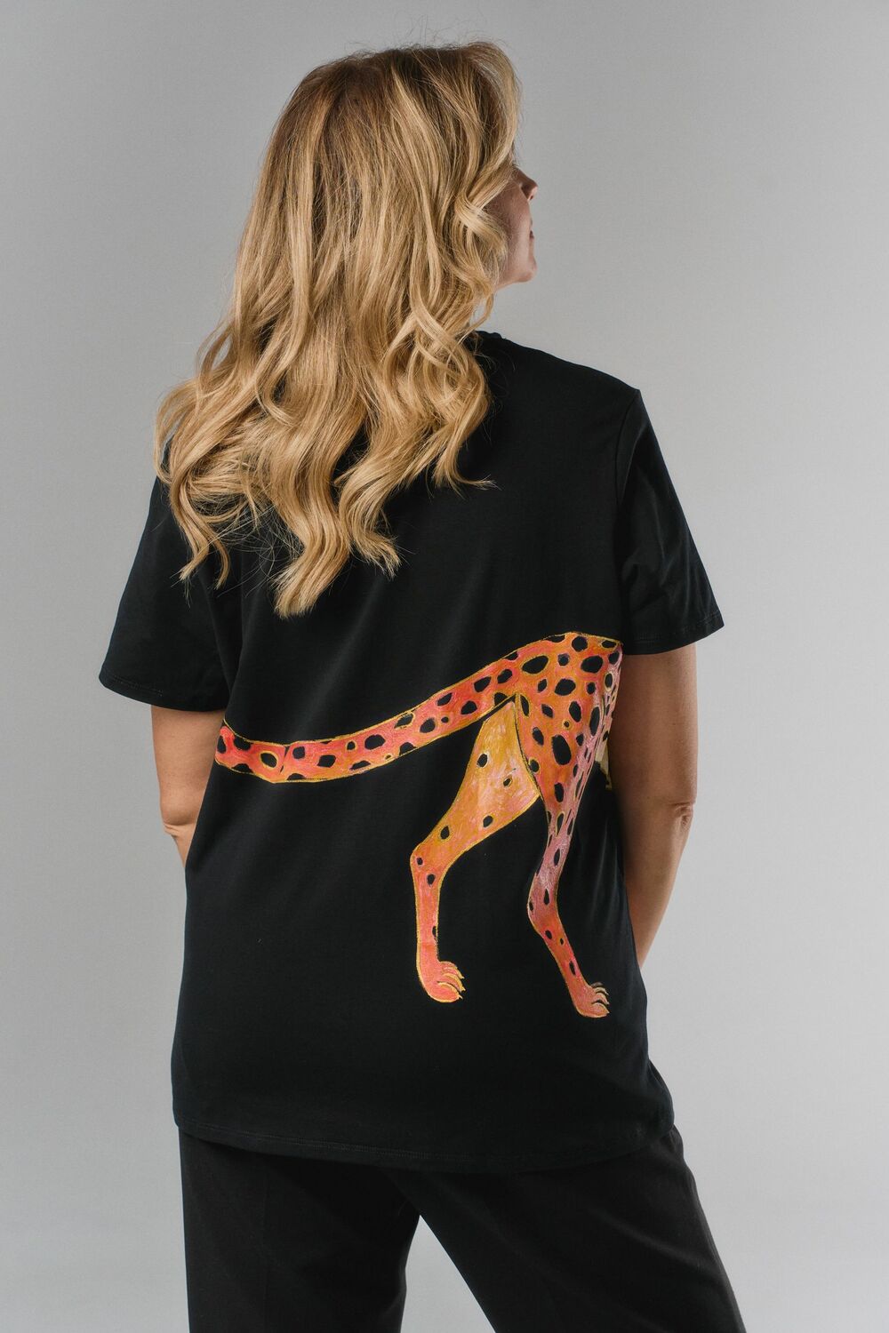 Футболка гепард на черной футболке