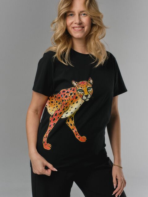 Футболка гепард на черной футболке