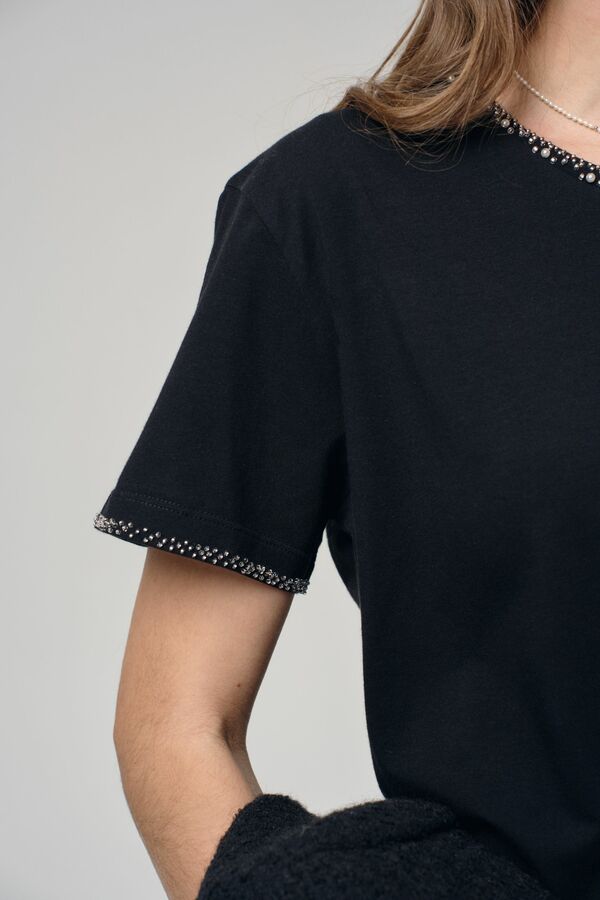 Футболка с бисером черная