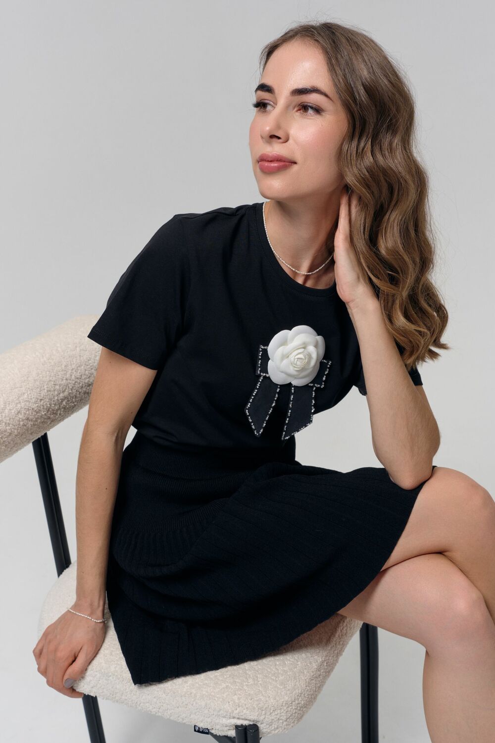 Футболка с камелией в стиле Chanel черная