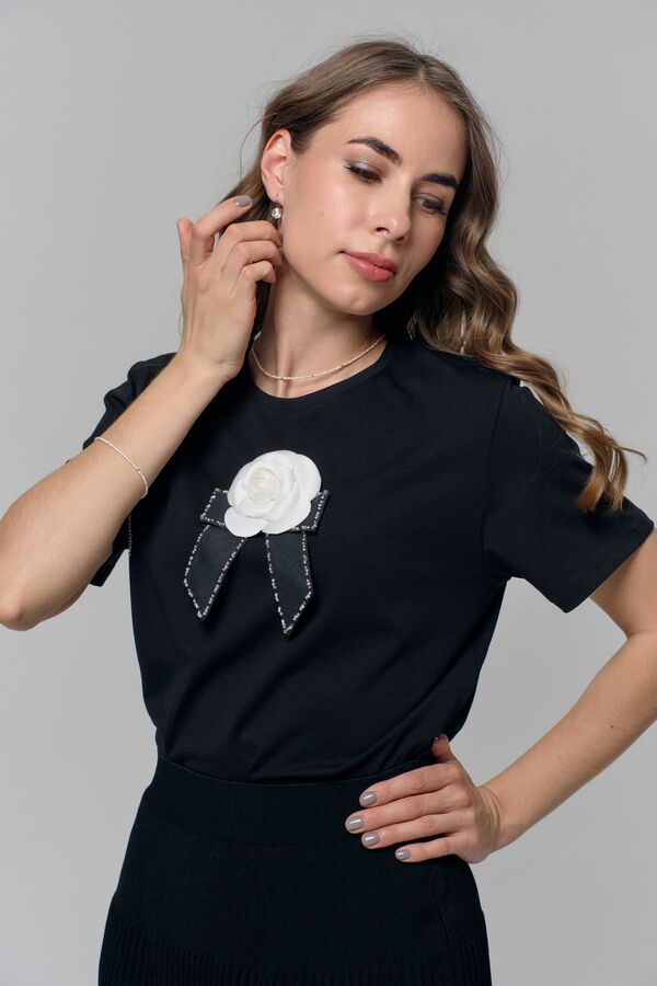 Футболка с камелией в стиле Chanel черная