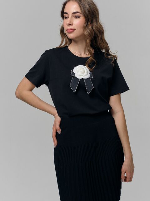 Футболка с камелией в стиле Chanel черная