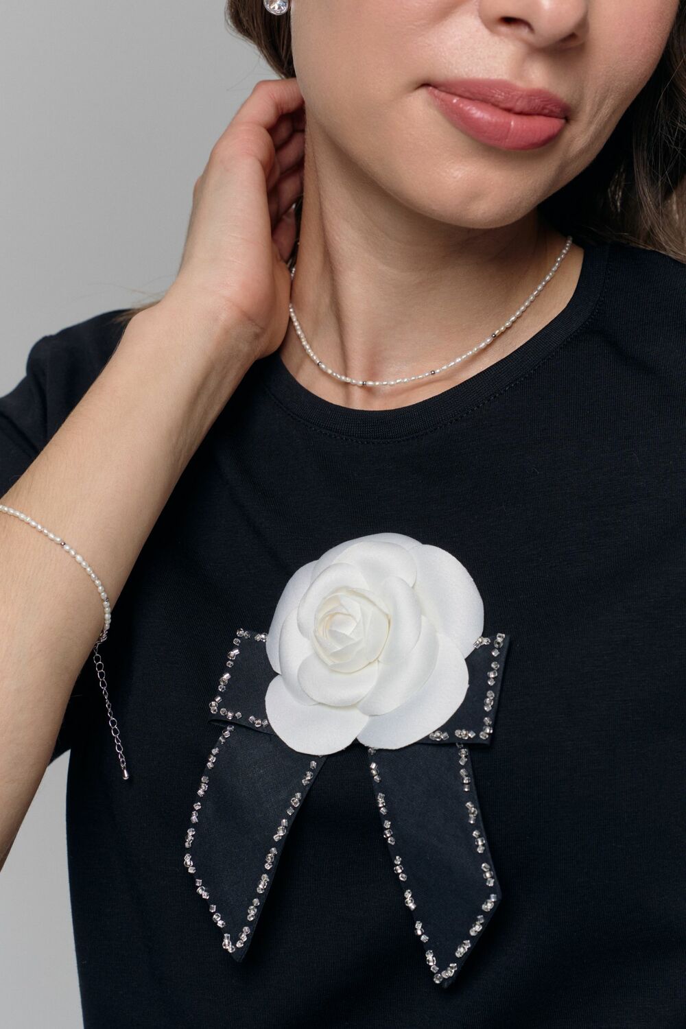 Футболка с камелией в стиле Chanel черная