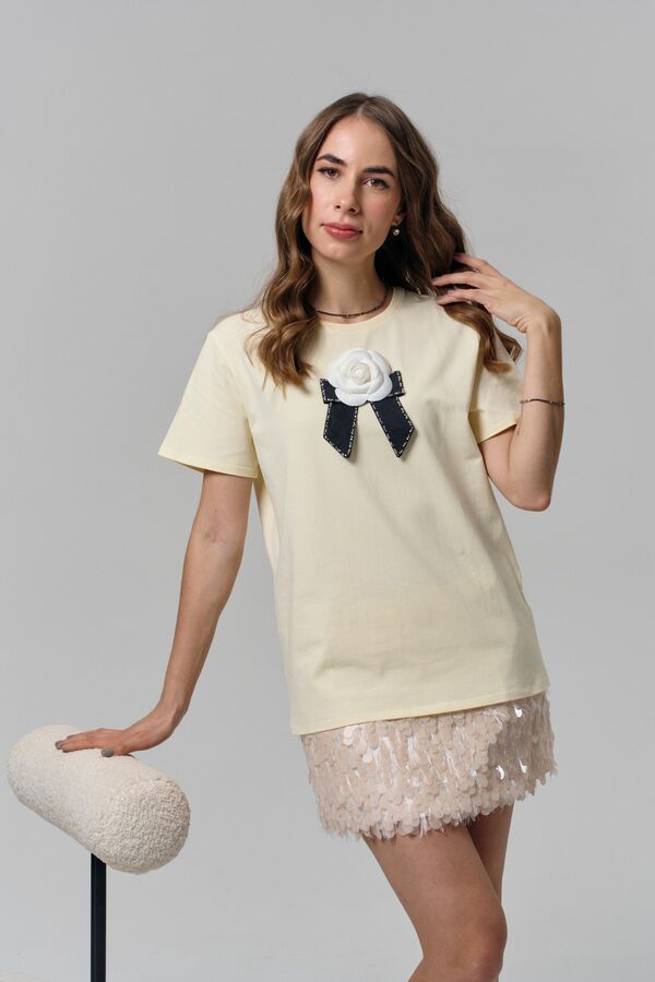 Футболка с камелией в стиле Chanel сливочная
